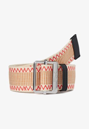 Ceinture en tissu tissé beige et fauve avec une couture en zigzag rouge, boucle rectangulaire argentée et détails en cuir noir sur la boucle et l'extrémité.