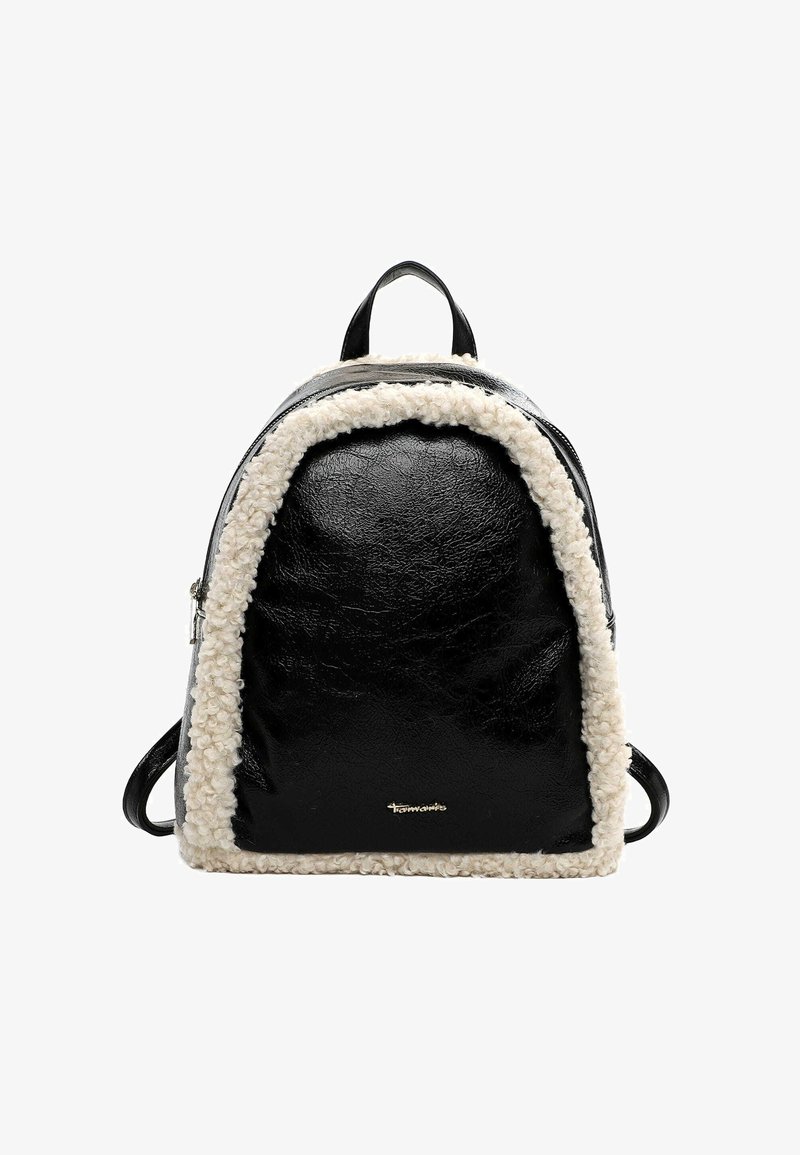 Mochila de piel sintética negra con un borde esponjoso blanco, forma redondeada y un logo de marca sutil en la parte inferior. Doble asa para llevar.
