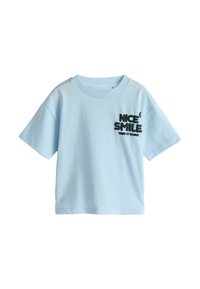 Lichtblauw T-shirt van zacht materiaal, met een geribde halslijn en korte mouwen. Zwarte tekst op de voorkant met de woorden "NICE SMILE KEEP IT GOING".