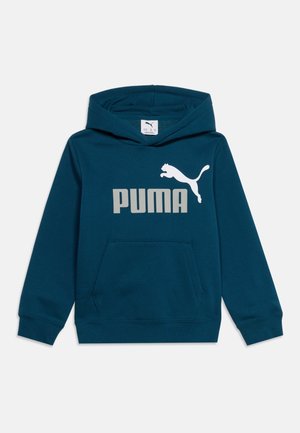 Mørk teal hættetrøje med frontlomme og stort hvidt Puma-logo og mærkenavn på brystet.