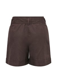 Short marron sur mesure avec ourlets repliés, passants pour ceinture et couture au dos, vu de dos sur fond blanc.
