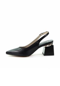 Czarne skórzane buty slingback z wysmukłym noskiem i blokowym obcasem, z metalicznymi srebrnymi detalami, prezentowane na białym tle.