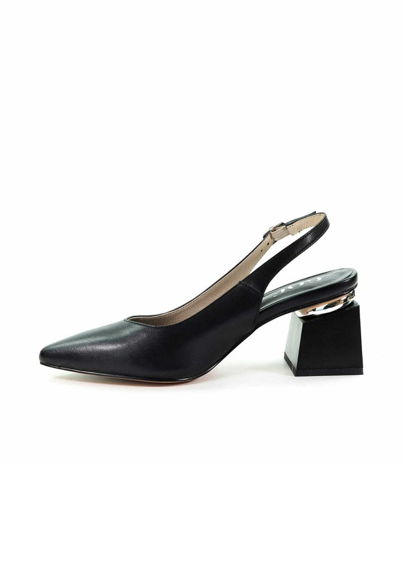 Czarne skórzane buty slingback z wysmukłym noskiem i blokowym obcasem, z metalicznymi srebrnymi detalami, prezentowane na białym tle.