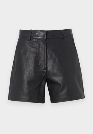 Shorts en cuir noir avec une texture lisse, présentant une coupe ajustée, des passants de ceinture et un subtil détail de couture à l'avant.