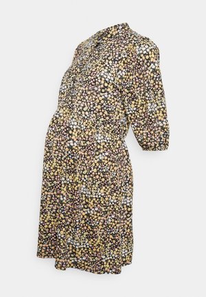 Vestido de maternidade floral com um fundo preto, apresentando uma mistura de flores amarelas, rosas e brancas, mangas curtas bufantes e uma cintura franzida.