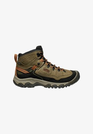 Bottes de randonnée marron et noires avec un design mi-haut, une tige texturée, des lacets et une semelle en caoutchouc avec un motif de traction robuste.