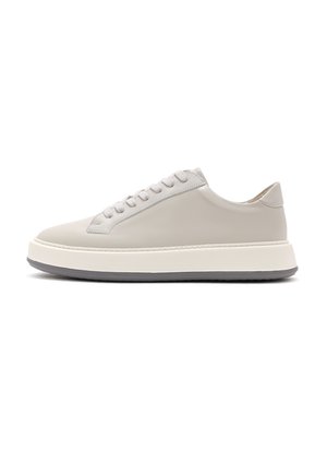 Trainers - white