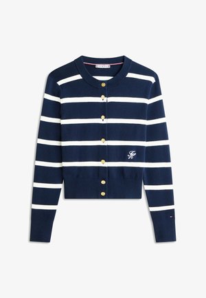 Cárdigan azul marino con rayas horizontales blancas, botones dorados en el frente, puños y dobladillo acanalados, y pequeño logo bordado en el pecho y la manga.