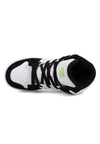 Zwart-witte high-top sneaker met een mesh-tong, geperforeerde neus, zwarte veters en een groen logo-accent aan de zijkant.