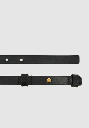 Schwarzes Lederarmband mit strukturierter Oberfläche, versehen mit Metallnieten und Löchern zur Verstellbarkeit. Schlankes, flaches Design, vielseitig einsetzbar.