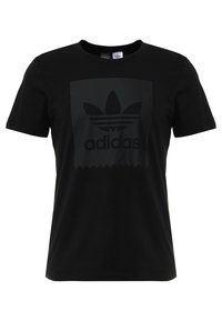Svart bomullströja med kort ärm, med en glänsande svart rektangulär grafik av Adidas-logotypen centrerad på framsidan.