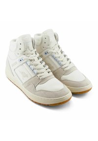 Hochschaft-Sneaker aus weißen Canvas und Wildleder mit hellblauen Akzenten, ausgestattet mit strukturierten Schnürsenkeln und einer Gummisohle.