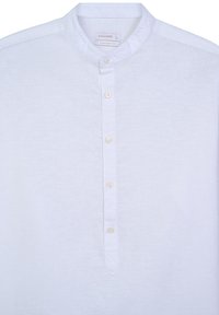 Camicia bianca in lino con colletto alla cinese e pattina a mezza abbottonatura, caratterizzata da una texture liscia e un design minimalista.