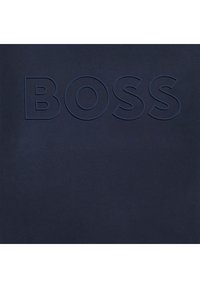 Camiseta azul-marinho com um logótipo "BOSS" texturizado e em relevo no centro. Feita de um tecido liso e sólido com um brilho subtil.
