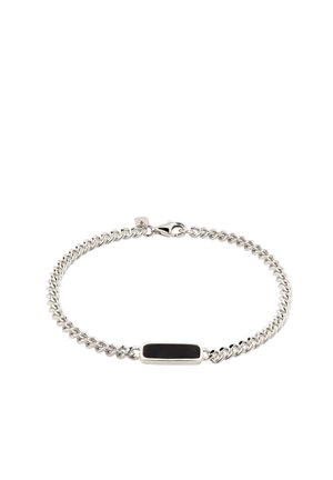Silberfarbiges Kettenarmband mit rechteckiger schwarzer Emailleplatte und Karabinerverschluss auf weißem Hintergrund.
