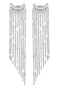 Stříbrné visací náušnice s vrstvami zakřivených akcentů, kaskádovými kovovými řetězy a různými délkami pro dramatický efekt.