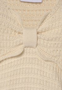 Cremefarbener, gestrickter Pullover mit strukturiertem Muster, der ein zentrales Schleifenelement aus weichem, dickem Garn aufweist.