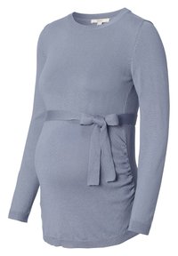 Pull-over de maternité bleu clair à manches longues fabriqué en tricot doux, avec un détail de nœud à la taille et des côtés froncés pour plus de confort.
