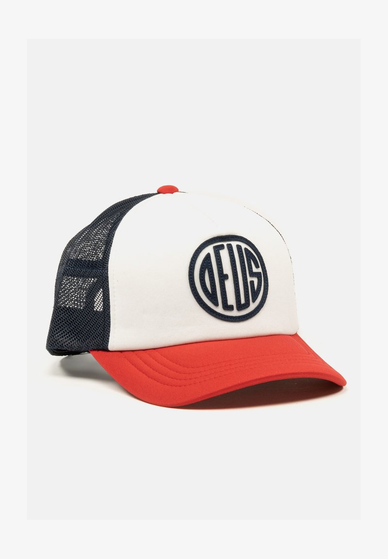 Weißer und roter Baseballhut mit einem marineblauen Netzrücken, auf der Vorderseite mit einem runden marineblauen Logo und einem gebogenen Schirm.