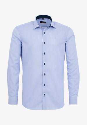 Gestreiftes Hemd aus leichtem Blau und Weiß. Verfügt über einen Kentkragen, lange Ärmel und kontrastierende dunkle Knöpfe auf der Vorderseite.