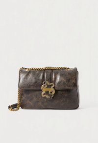 Mörkbrun läderaxelväska med guldkedja som axelrem och guldfärgat ormskalsformat spänne på frontfliken.