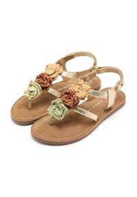 Sandali color oro con una fascia in pelle sintetica, decorati con tre fiori testurizzati in verde, marrone e beige su una suola beige.