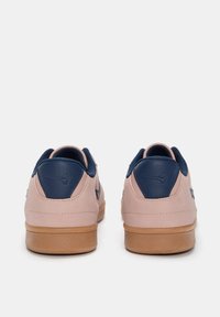 Rosa Sneakers mit navy Akzenten, mit einem samtartigen Obermaterial, Gummisohle und einem Logodetail an der Ferse. Niedriges Design.