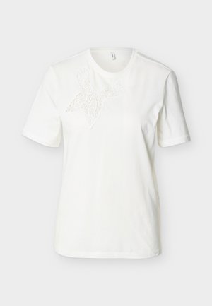 Λευκό κοντομάνικο t-shirt με στρογγυλή λαιμόκοψη και διακριτική δαντέλα στο πάνω αριστερό μέρος του στήθους.