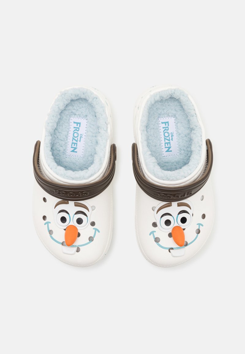 Zoccoli a tema Disney Frozen, in plastica bianca con una morbida fodera blu. Presentano un design con il viso di Olaf e una fascia regolabile marrone.