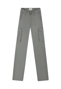 Pantalones cargo grises de corte recto, fabricados en tela resistente. Cuenta con dos bolsillos laterales y un cierre de botón en la cintura.