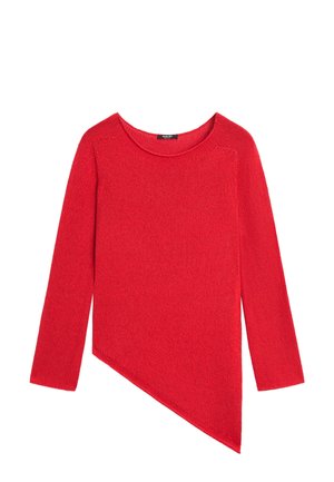 Czerwony sweter z długim rękawem, okrągłym dekoltem i asymetrycznym, zakończonym ostrym końcem dołem z jednej strony.