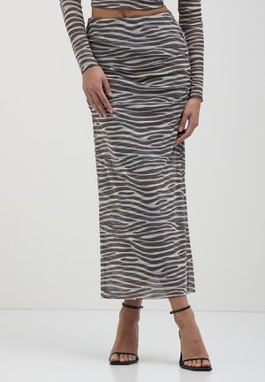 Jupe maxi en tissu gris transparent avec un motif zèbre. Présente une fente latérale et une texture froncée au niveau de la taille pour un design ajusté.