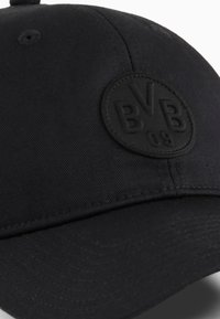 Sort baseballkasket med en struktureret form, der har et polstret stof, prægede runde logo med "BVB 09" og en buet skygge.