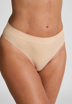 Beige damesondergoed gemaakt van gladde, rekbare stof, met een brede tailleband en een minimalistisch ontwerp.