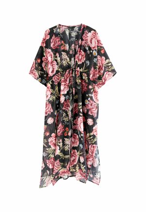 Blommig kimono med svart bakgrund, som har stora rosa rosor och gröna blad. Lättviktig, öppen framsida, med korta ärmar och en cinchad midja.