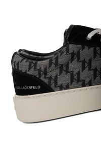 Sorte og grå mønstrede sneakers med ruskindsdetaljer, der har en tyk hvid gummisål og "Karl Lagerfeld" branding på hælen.