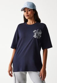 New Era MLB NEW YORK YANKEES FLORAL GRAPHIC TEE UNISEX - Klubu apģērbs - navy