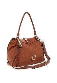 Borsa a tracolla in pelle marrone con manici superiori, tracolla removibile, accessori in argento e una patch con logo borchiato sul davanti.