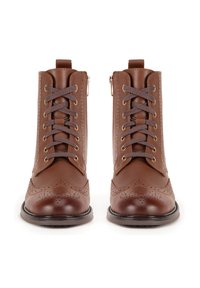 Hnedé kožené členkové topánky s brogue dizajnom, obsahujúce šnúrky, zlaté očka, bočný zips a textúrovanú podrážku.