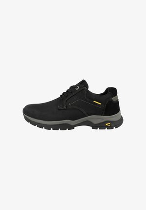 Zwarte suède schoenen met een gladde oppervlakte, grijze accenten, een textuur zijpaneel en een rubberen zool. Voorzien van ronde veters en gele details.