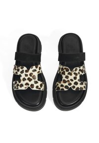 Zwarte sandalen met een bovenband van lederen textuur in een luipaardprint en een gladde zwarte zool, met een open teenontwerp en brede banden.