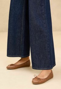 Lipsy WIDE FIT - Klasické baleríny  - brown