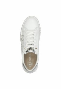 Sneaker bianca con tomaia in pelle liscia, dettagli metallici, motivi floreali e lacci piatti. Suola in gomma e interno imbottito.