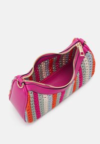 Petit sac à main avec fermeture éclair dorée ouverte, bords en cuir rose, et rayures tissées multicolores orange, rose, gris et bleu.