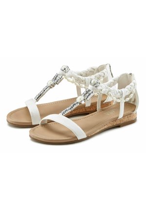 Witte sandalen met een gevlochten bandontwerp, metalen accenten en een platte kurken zool. Bevat een gladde textuur en zijkneden voor ademend vermogen.
