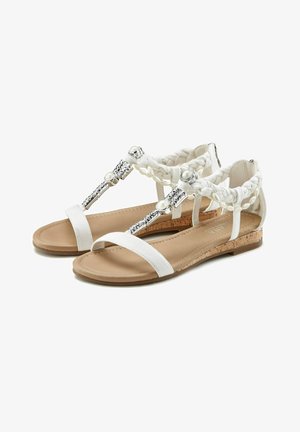 Witte sandalen met een gevlochten bandontwerp, metalen accenten en een platte kurken zool. Bevat een gladde textuur en zijkneden voor ademend vermogen.