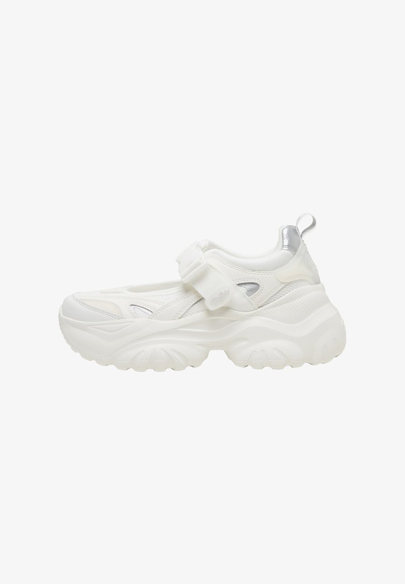 Klobige weiße Sneaker mit texturierter Oberfläche, versehen mit einem silbernen Akzent an der Ferse und einem Klettverschluss für einen sicheren Sitz.