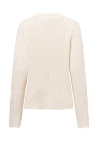 Cremefarbener gestrickter Pullover mit langen Ärmeln, gerippter Textur, rundem Ausschnitt und leicht lockerer Passform. Mit Raglan-Schulternähten.
