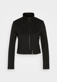 Svart kort jacka med ståkrage, framdragkedja och två silverknappdetaljer vid midjan. Tillverkad av ett slätt, hållbart material.