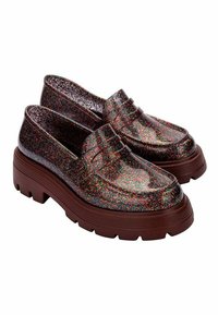 Brokatowe loafersy z zaokrąglonym noskiem, brązową masywną podeszwą i kontrastowym gładkim wykończeniem. Posiadają klasyczny wzór z otworem na monety.